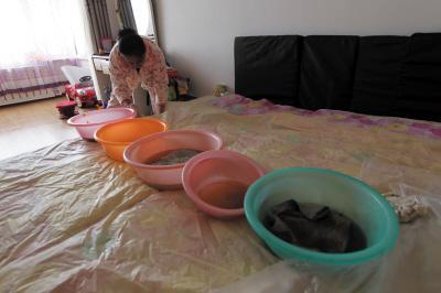 丹棱楼上漏水，住户失联，小区没物管，业主维权难！律师来支招……